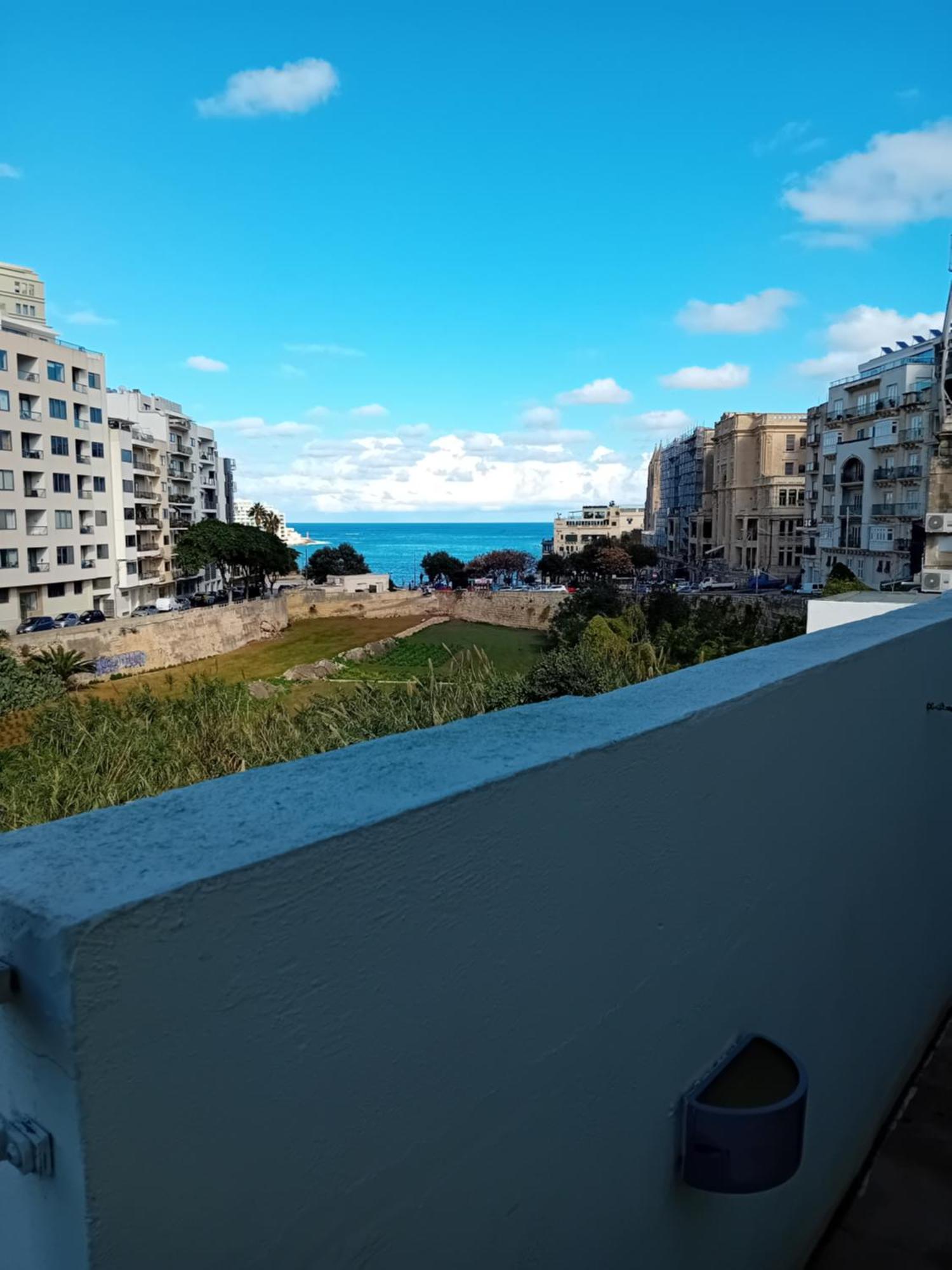 Follow The Sun Boutique - Pool, Breakfast & Sea Views Hostel
