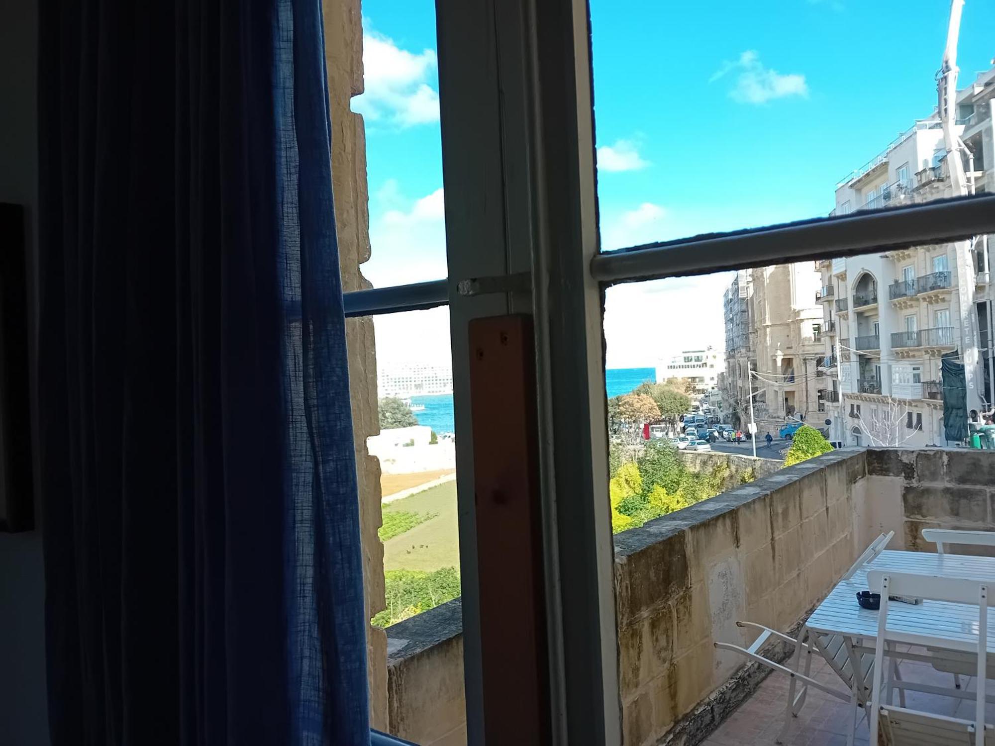 Hostel Follow The Sun Boutique - Pool, Breakfast & Sea Views