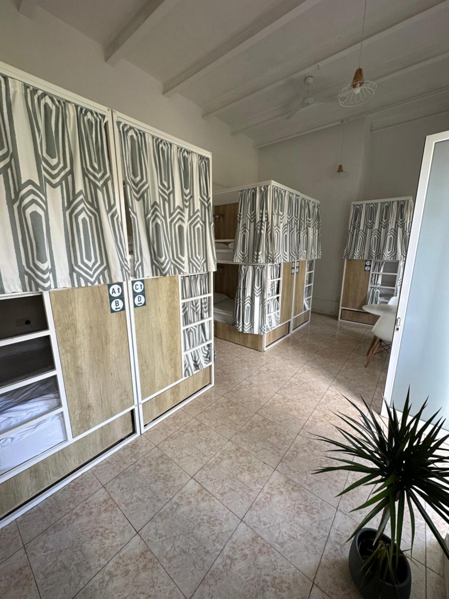 Hostel Follow The Sun Boutique - Pool, Breakfast & Sea Views