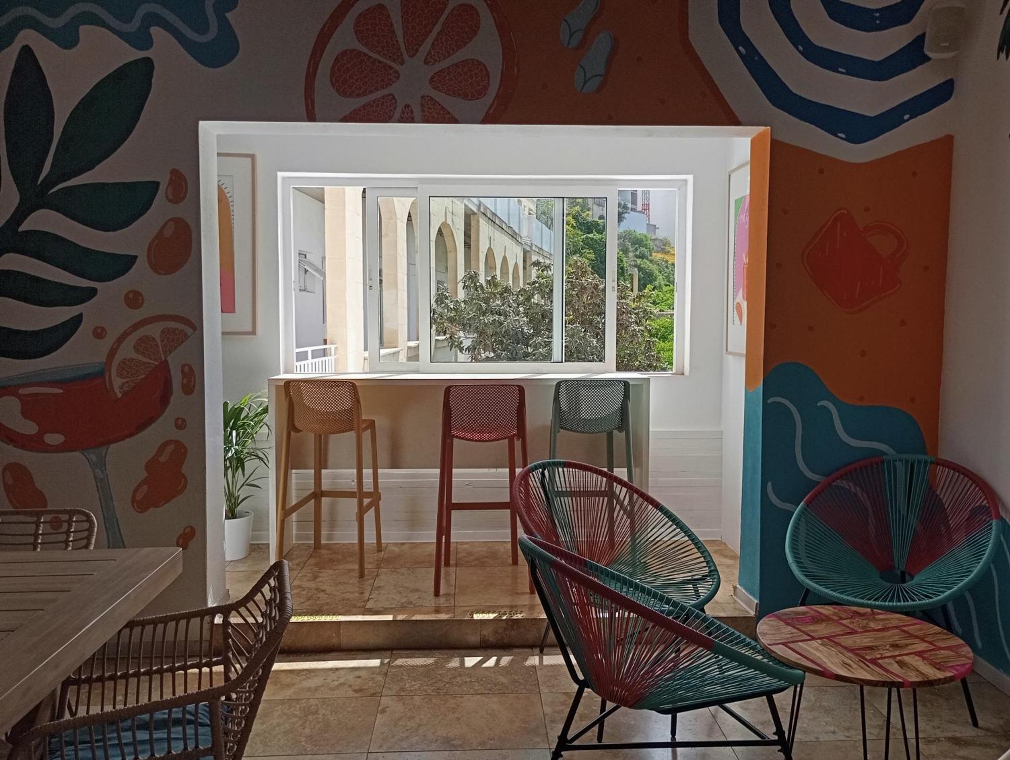 Follow The Sun Boutique - Pool, Breakfast & Sea Views Hostel