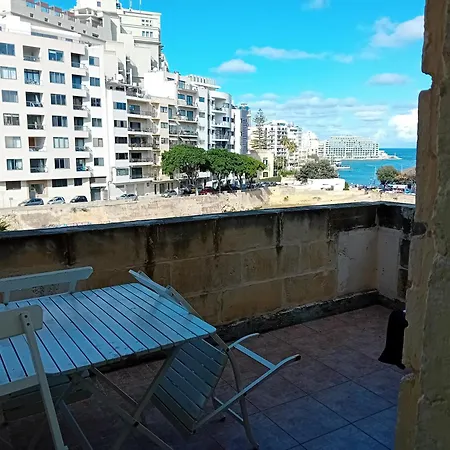 Follow The Sun Boutique Hostel - Pool, Breakfast & Sea Views Saint Julian's Exterior photo