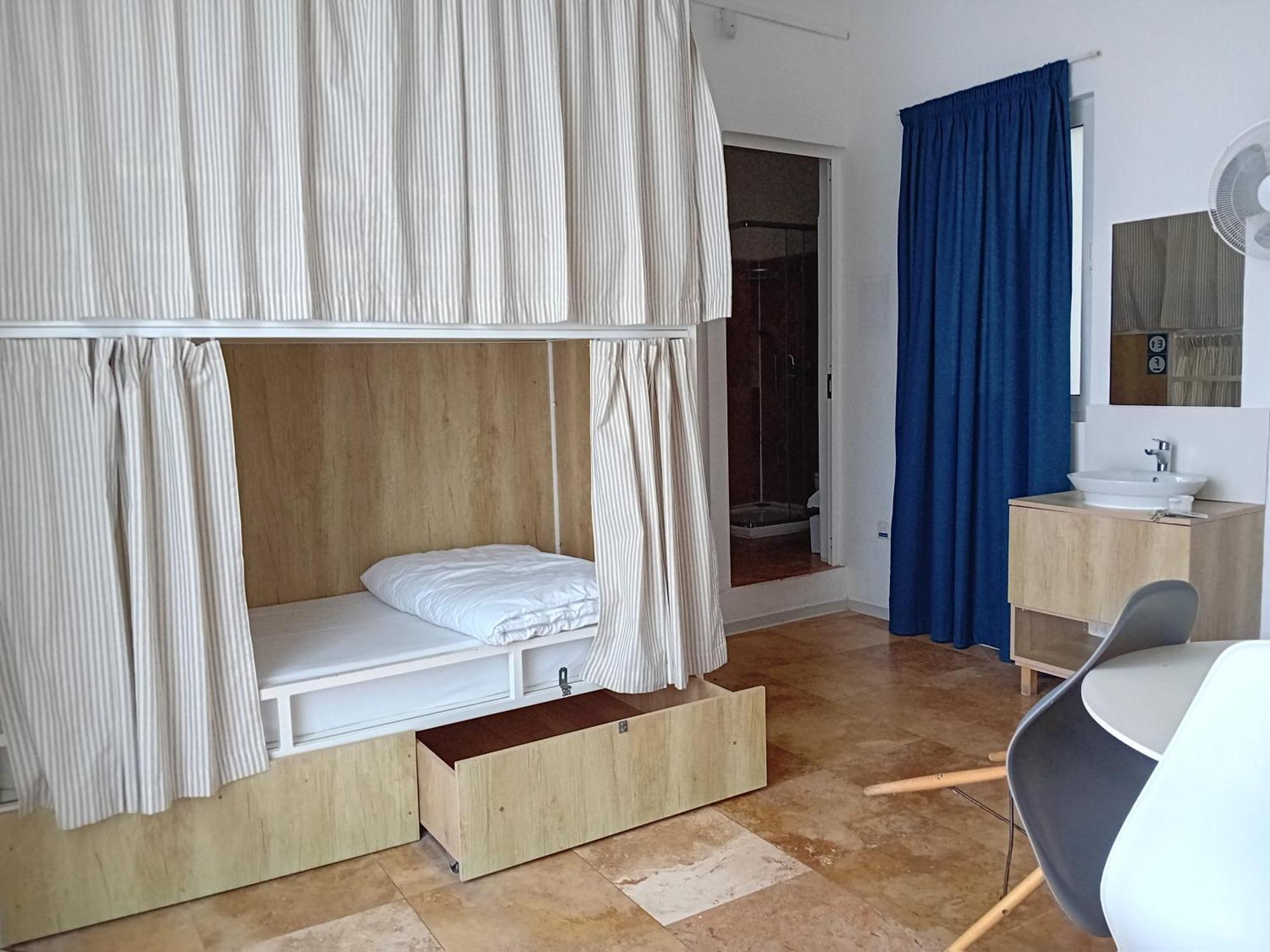 Хостел Follow The Sun Boutique - Pool, Breakfast & Sea Views
