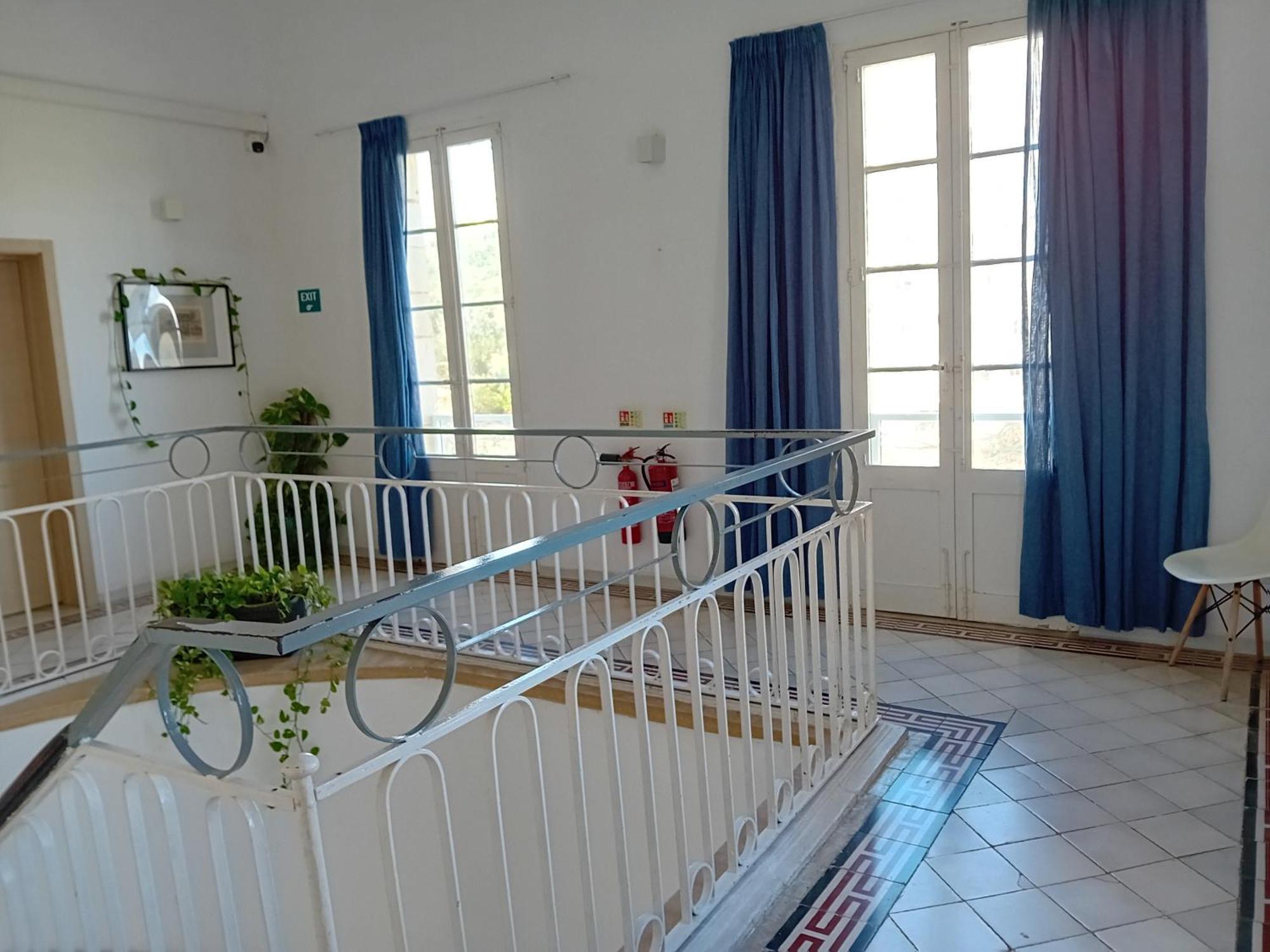 Хостел Follow The Sun Boutique - Pool, Breakfast & Sea Views